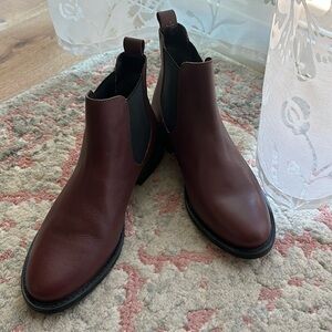 100% leather booties, English brand. Brand new, never worn. Made in India.